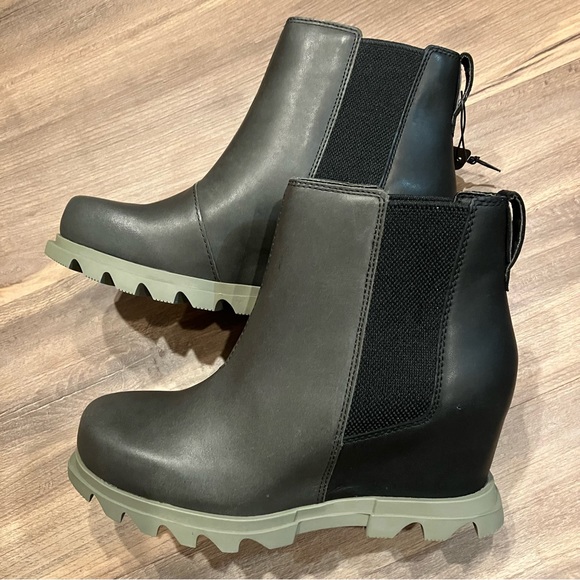 New Sorel Joan of Arctic Wedge III Chelsea Bootie, Waterproof Leather Ankle Boot - Picture 1 of 16